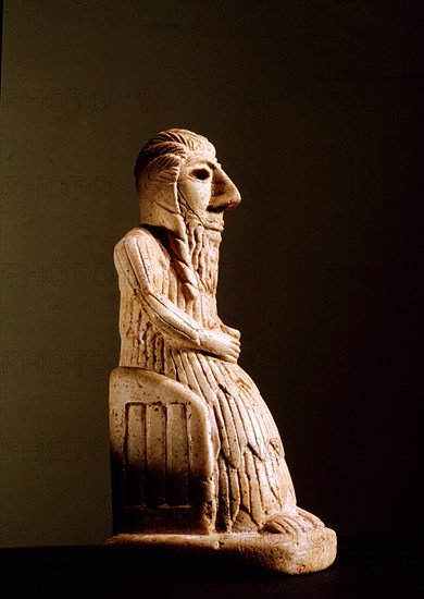 Seated votive figure, Both the dress and the chair are portrayed in vivid detail