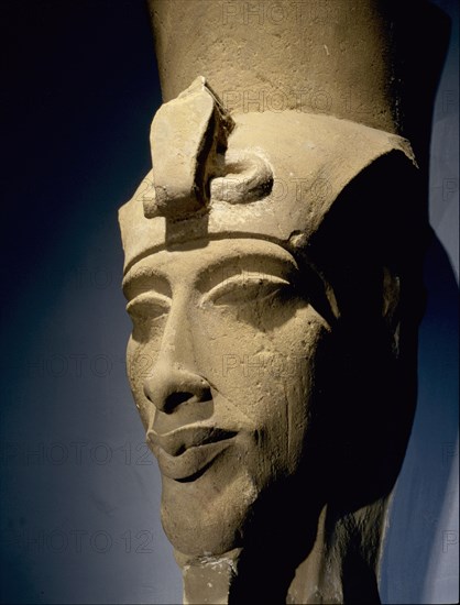 A colossal head of Amenhotep IV ( Akhenaton ) in the Double Crown