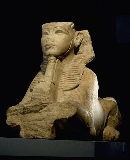 A sphinx presenting an offering