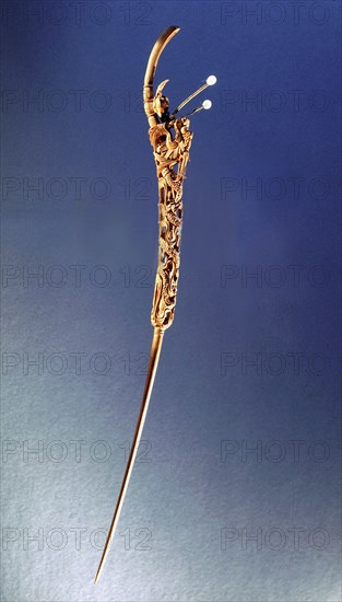 Hairpin made from scented sandalwood and pearls