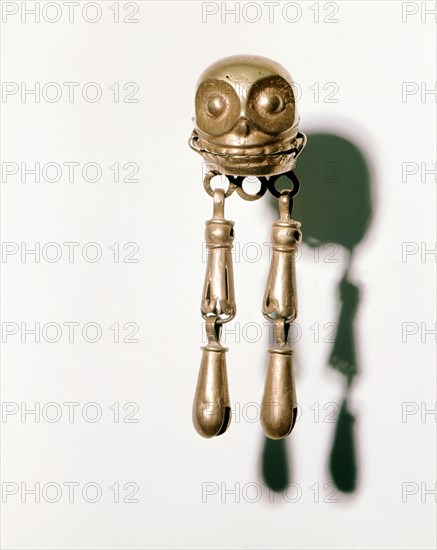 Earring composed of a gold skull from which hang tiny bells