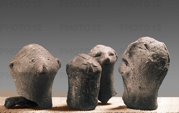 Small heads moddelled in clay