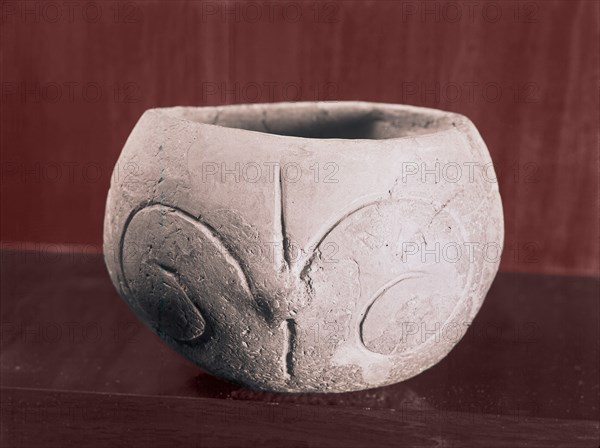 Gourd shaped vessel with incised decoration