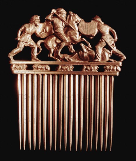 A comb ornamented with a group of Scyths in combat