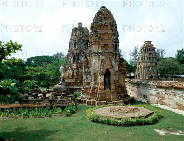 The temple ruins of Wat Chaiwatthanaram