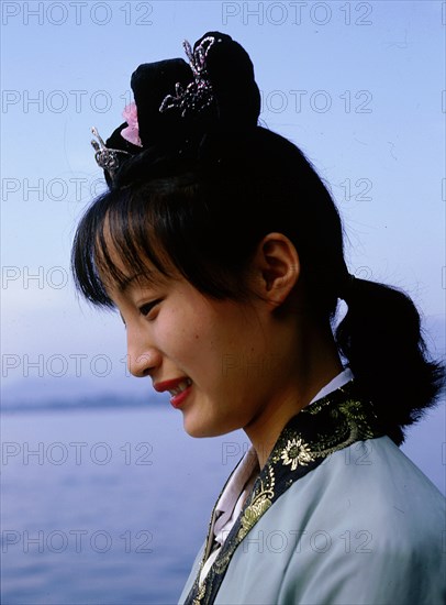 A Tsahang Ca Hung (Colourful Cloud Hostess) at the teahouse in Ruan Yuans Mound