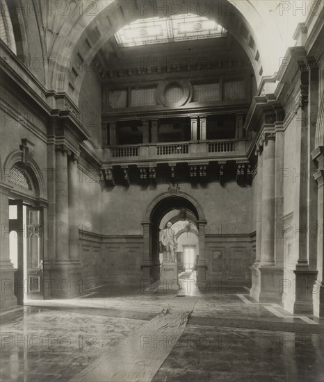 Statue of Lord Clive inside the Victoria Memorial