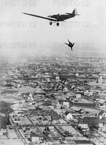 Willi Ruge Parachute Photos