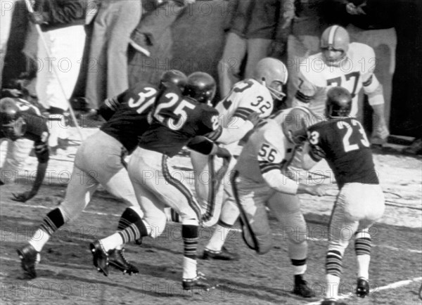 Jim Brown Runs For Touchdown