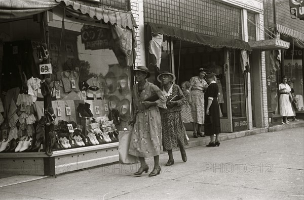 African American shopping Saturday afternoon in London, Ohio, "the main street" 1935