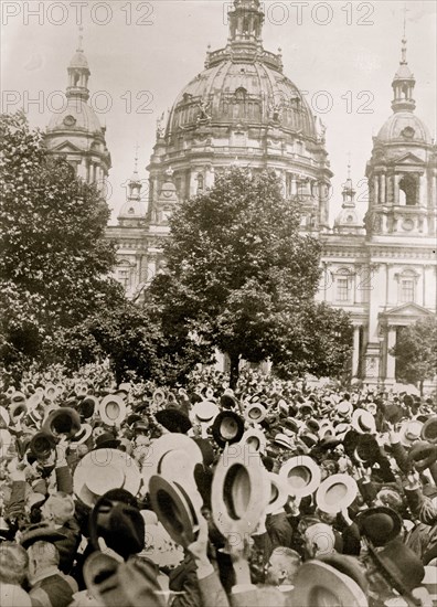 Berlin -- cheering declaration of war