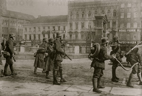 Flame throwers, Berlin