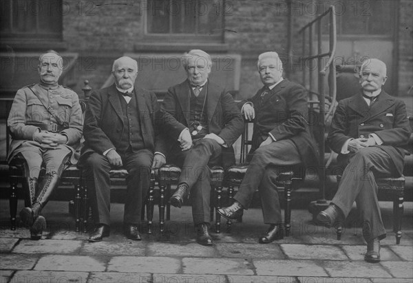 Foch, Clemenceau, Lloyd George, Orlando, Sonnino pose in world leader's conference