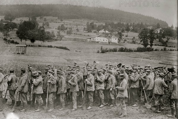 German prisoners in France return from work