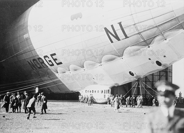 Norge Leaving Hanger (blimp)