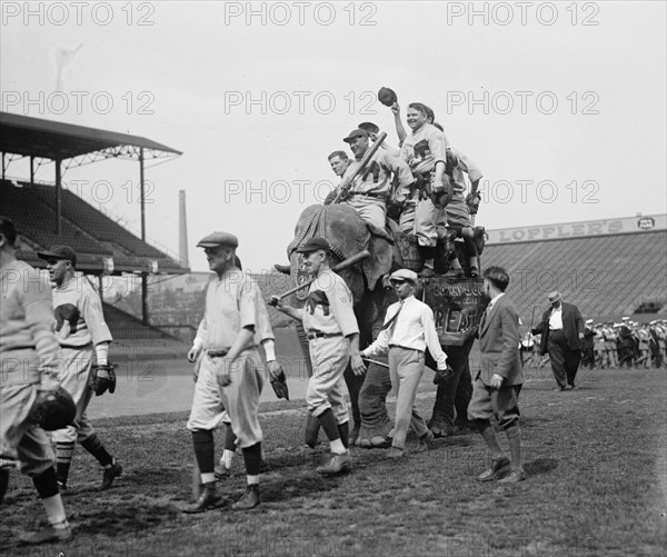 Republican baseball team with Elephant 1926