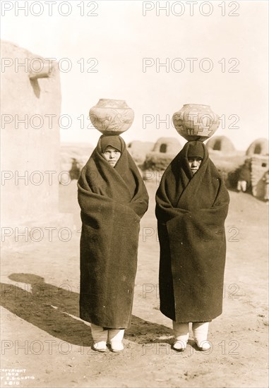 Zuni water carriers 1903