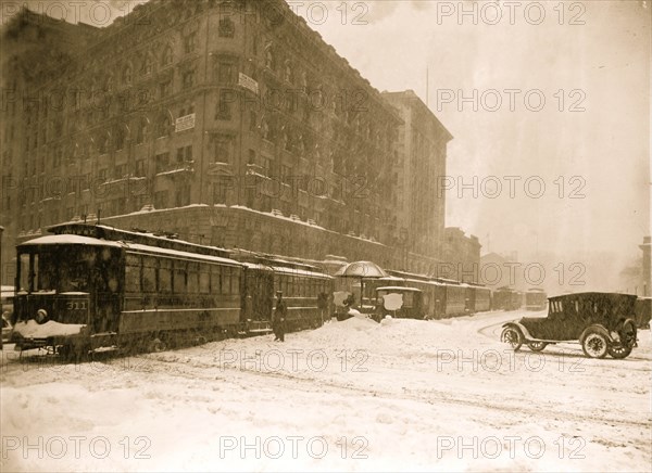 Washington DC Blizzard in 1922, Trolleys all stuck and lined up 1922