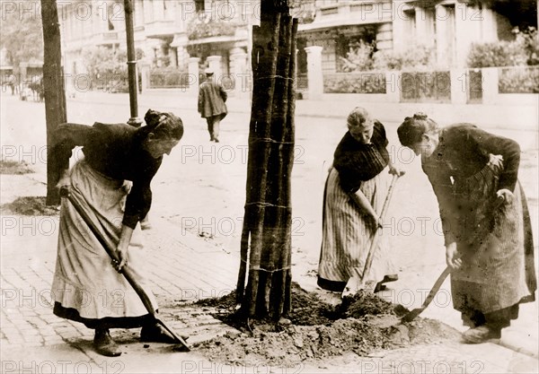 Women in War-time, Berlin