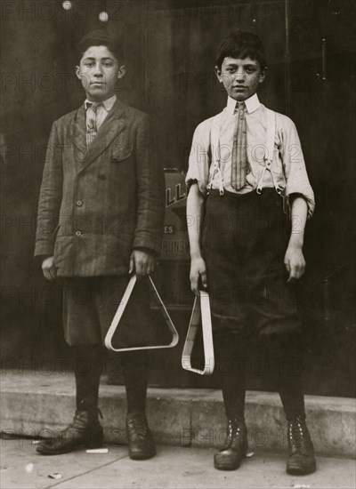 Young Girls (not the youngest) working in Peters Shoe Co., De Soto, Mo.  1912