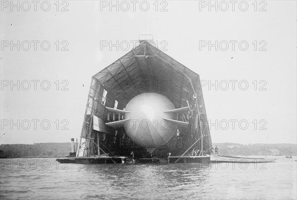 Zeppelin Air Ship, blimp inside