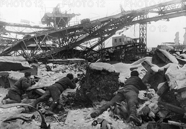 World war 2, battle of stalingrad, red army soldiers fighting in the ruins of the krasny oktyabr (red october) factory in stalingrad, january 1943.