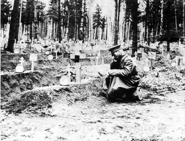 A soldier sitting at a cemetery during world war i, the czarist government, believing the war would be short, had only 4 months of supplies on hand, in spring and summer of 1915 the russian army suffered one setback after another, the toll of the dead, wounded and captured was 3,5 million.