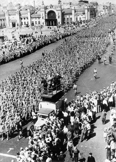 Such was the inglorious end of the nazi campaign against the soviet union, shown here are columns of war prisoners marching despondently through the streets of moscow, 1945.