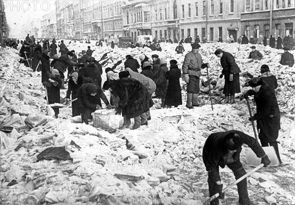 Residents clearing snow and ice from nevsky prospect in leningrad during world war ll, 1942.