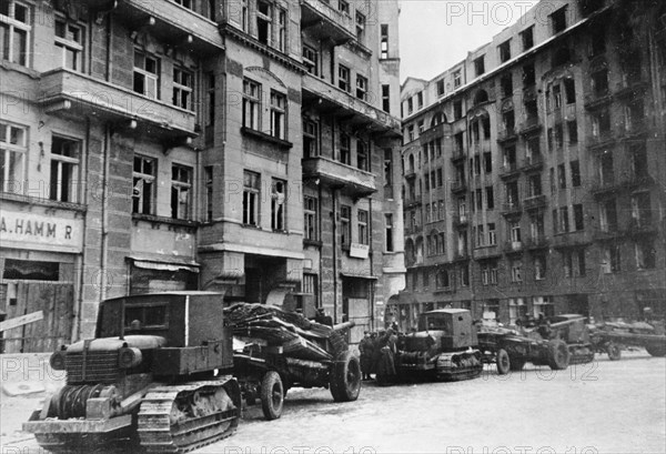 Soviet heavy artillery in unilubsiska square in warsaw in the first days after its liberation.