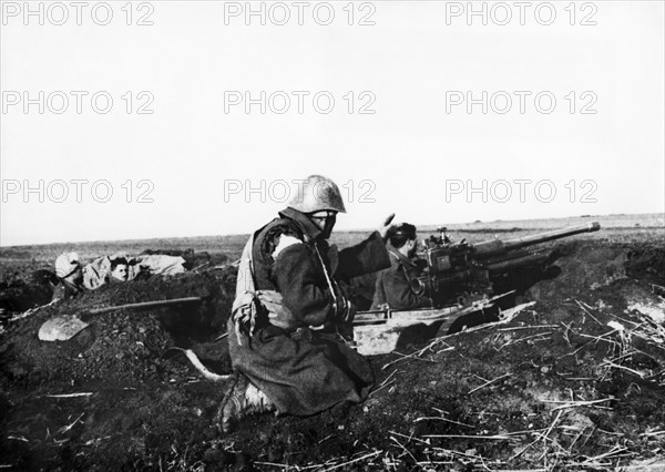 World war 2, romanian gunners of the second infantry division fighting for the liberation of budapest, hungary, 1944 or 1945.