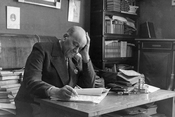 40th anniversary of the gorky academic art theater of the ussr in moscow, people's artist of the ussr, leonid leonidov, at work on his production of maxim gorky's play 'dostigayev and others', october 1938.