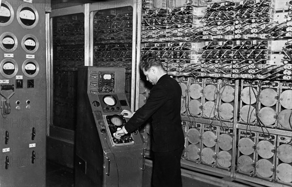 The besm-1 computer designed by the institute of precision mechanics and computation techniques, the machine was used for the calculating the orbits of about 700 small planets of the solar system for an international astronomical calendar, systems of algebraic equations necessary for compiling maps according to data of geodesical surveys were solved, a technician is preparing the machine for the solution of a mathematical problem, 1955.