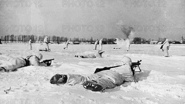 Red army automatic riflemen in an offensive against the village 's' on the western front.