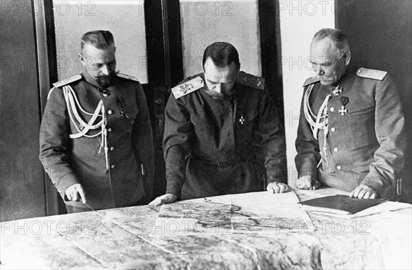 The first world war, supreme commander-in-chief tsar nicholas ll with general (infantry) alexeyev, chief of staff, and major-general pustovoitenko, quarter-master of the staff, looking over a map in november 1915, mogilev, byelorussia.