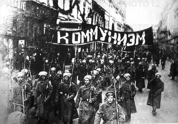 October revolution, a column of soldiers demonstrating along nikolsky street under the banner 'communism' in moscow, 1917.