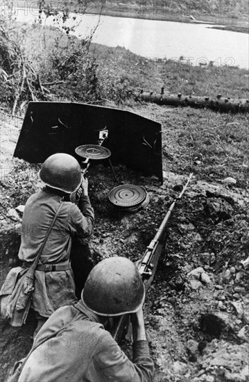 Red army machine-gunners at a firing position on the leningrad front.