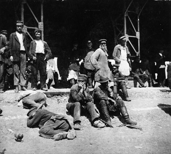 Unemployed men at the hitrov market in moscow in the 1890s.