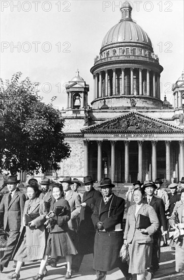 A delegation of representatives of cultural and public organizations of north korea, headed by writer li gi en, president of the korean society for cultural relations with the ussr, arrived in leningrad on sepember 25, 1946.