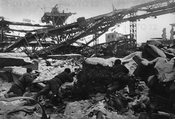 Red army soldiers fighting in ruins of krasny oktyabr (red october) works (factory), stalingrad, ussr, january 1943, world war 2.