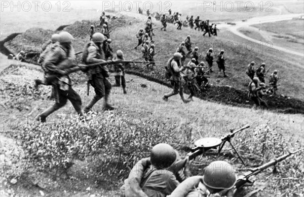 Red army men counter-attacking the enemy lines in the area of mozdok, 1942.