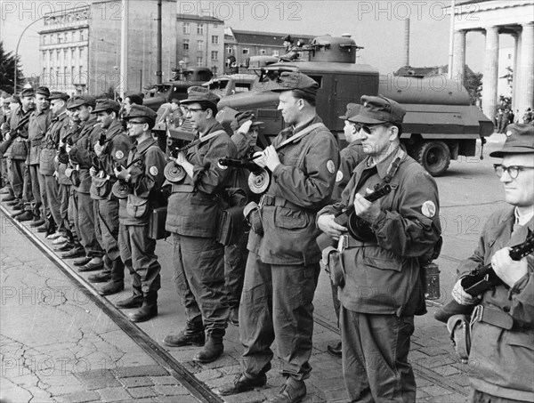 Berlin workers militia protecting the gdr state border to west berlin at the brandenburg gate, august 13, 1961.