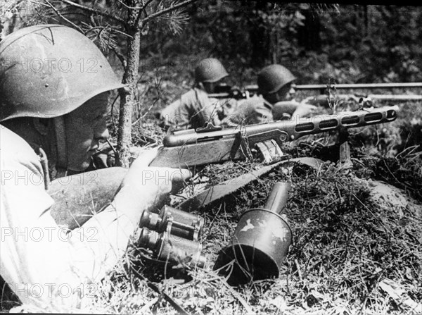 Lieutenant f, loginov (foreground) commanded an anti-tank rifle platoon, his unit destroyed two medium tanks, two antitank guns, three machine guns, and killed 25 german officers and men.