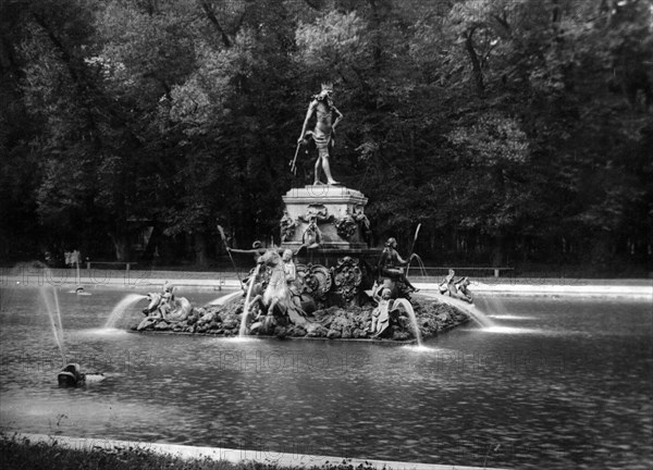 Neptune fountain in peterhof near leningrad c, 1930's (credit: sovfoto/eastfoto).