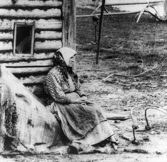 A peasant woman of a sailor's settlement on the volga in the nizhni novgorod region at the turn of the century, russia.