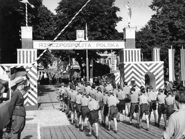 German young pioneers crossing the 'frontier of peace' on nysa on their way to the mass meeting in zgorzelec in honor of the signing of the agreement between the governments of poland and the gdr concerning the demarcation of the established and existing border on july 6, 1950.