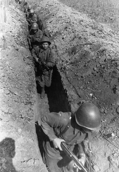 Soviet tommygunners passing along a communication trench before an attack on the soviet-german front, september 1942.