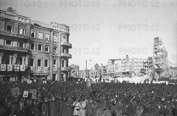 World war 2, battle of stalingrad, in liberated stalingrad, a rally is held for general rodimtsev's heroes, 1943.