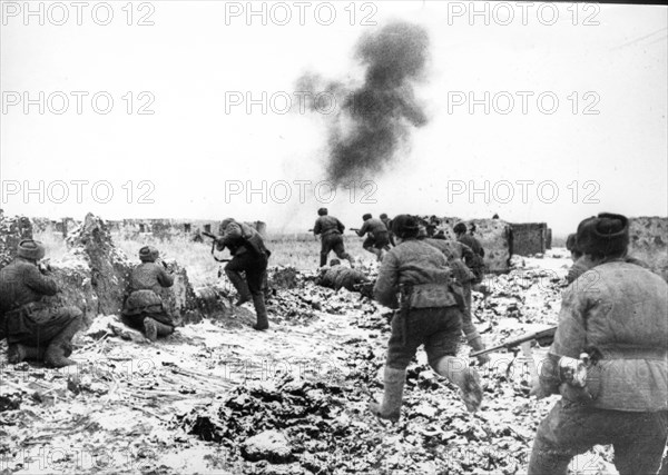 During the days of the great patriotic war, guards of the active army youth of stalingrad driving out the enemy in tormosina.