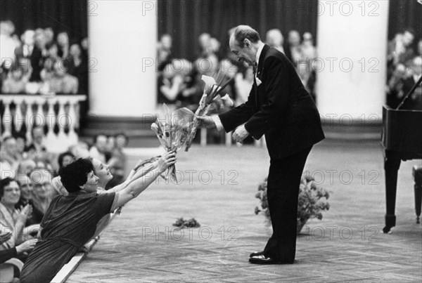 Pianist vladimir horowitz receiving flowers at the end of his concert at the dmitri shostakovich philharmonic society hall in leningrad, ussr, may 1986.